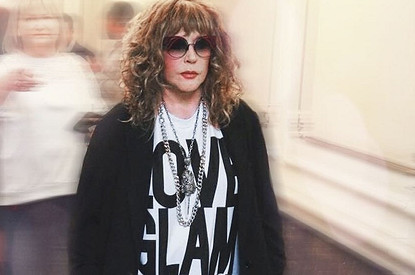 Алла Пугачева в стильном мини станцевала на дне рождения подруги: видео