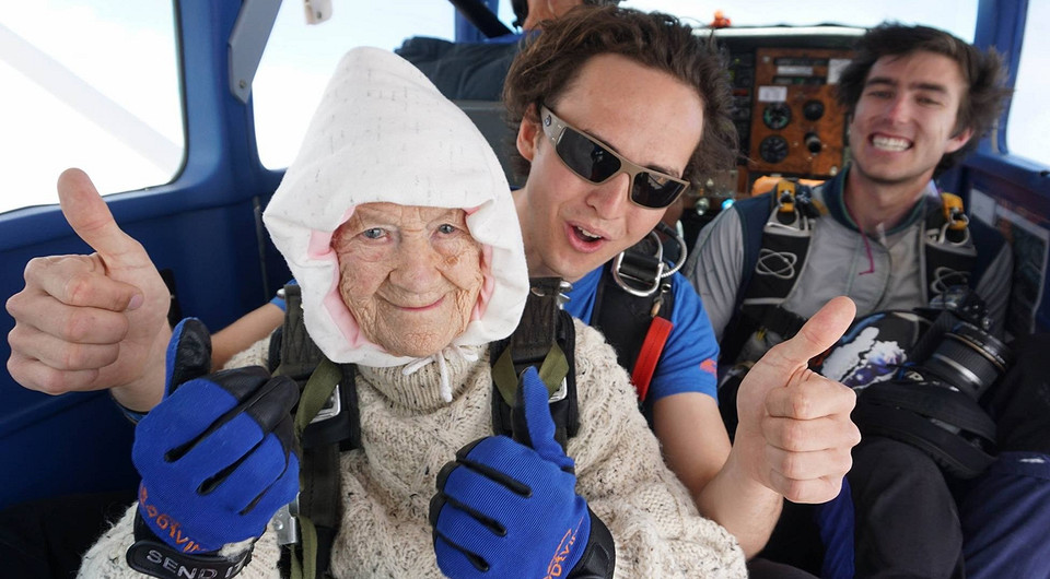 102-летняя бабушка прыгнула с парашютом и побила мировой рекорд