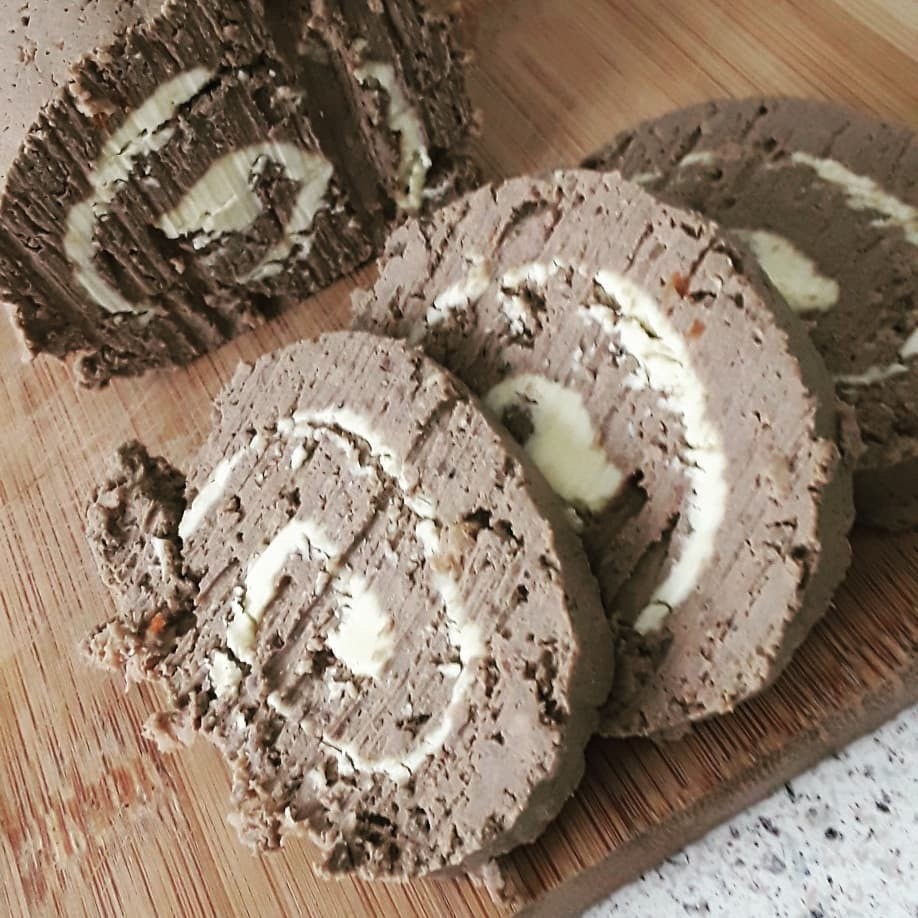 Не менее вкусным получится и рулет из печени с начинкой (например, из рикотты, масла, горчицы, зелени и специй), который нужно делать из только что приготовленной в блендере смеси. Распре...