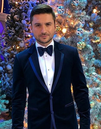 Сергей Лазарев вместе с сыном нарядил елку