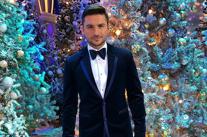 Сергей Лазарев вместе с сыном нарядил елку