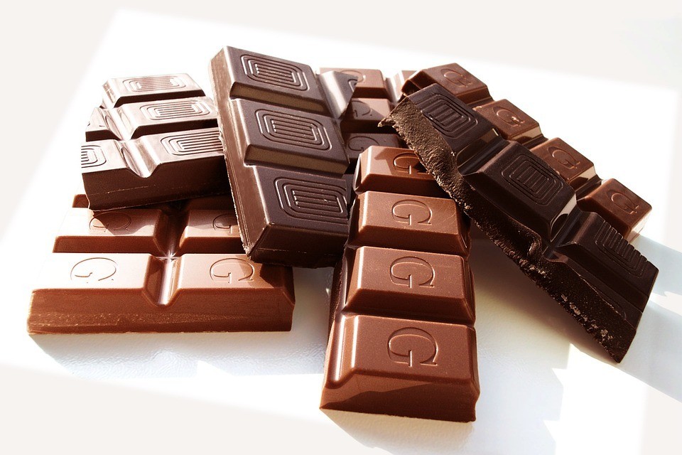 Чем полезен горький шоколад: плюсы и минусы любимого лакомства