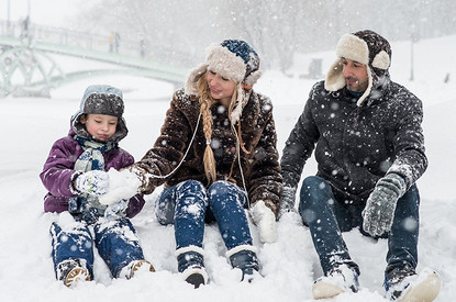 Лупа, щетка, молоток: 5 неожиданных предметов, которые можно использовать на зимней прогулке с ребенком