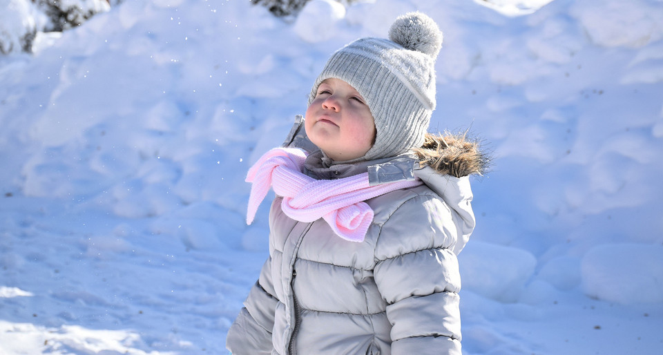 Лупа, щетка, молоток: 5 неожиданных предметов, которые можно использовать на зимней прогулке с ребенком
