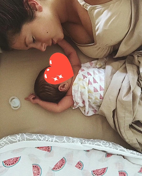 Лицо новорожденной дочки Нюша пока что скрывает. Сегодня в своем Instagram она опубликовала снимок малышки, на котором прикрыла ее стикером. «Доброе утро мир», - лаконично подписала фото...