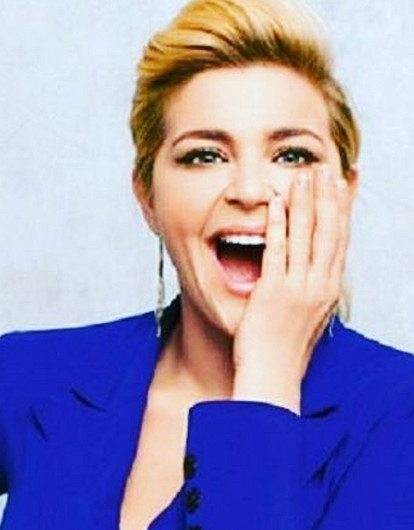 Ирина Пегова примерила ярко-рыжий парик