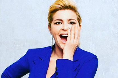 Ирина Пегова примерила ярко-рыжий парик