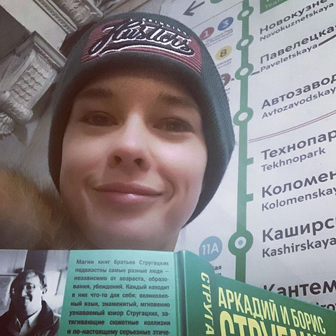 Недавно Екатерина опубликовала селфи, запечатлев себя... в московском метро! Шпица указала, что фото было сделано на станции метро Павелецкая и показала, какой внешний вид помогает ей изб...