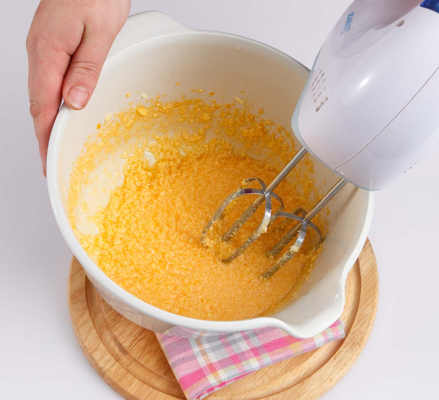 Муку просеять вместе с разрыхлителем, имбирем и корицей. Соединить с желтками и молочной смесью. Вымесить тесто, сформовать из него шар, завернуть в пленку и убрать в холодильник на 2 ч.