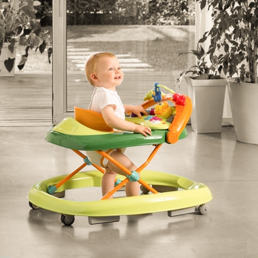Детские ходунки: с какого возраста можно сажать ребенка