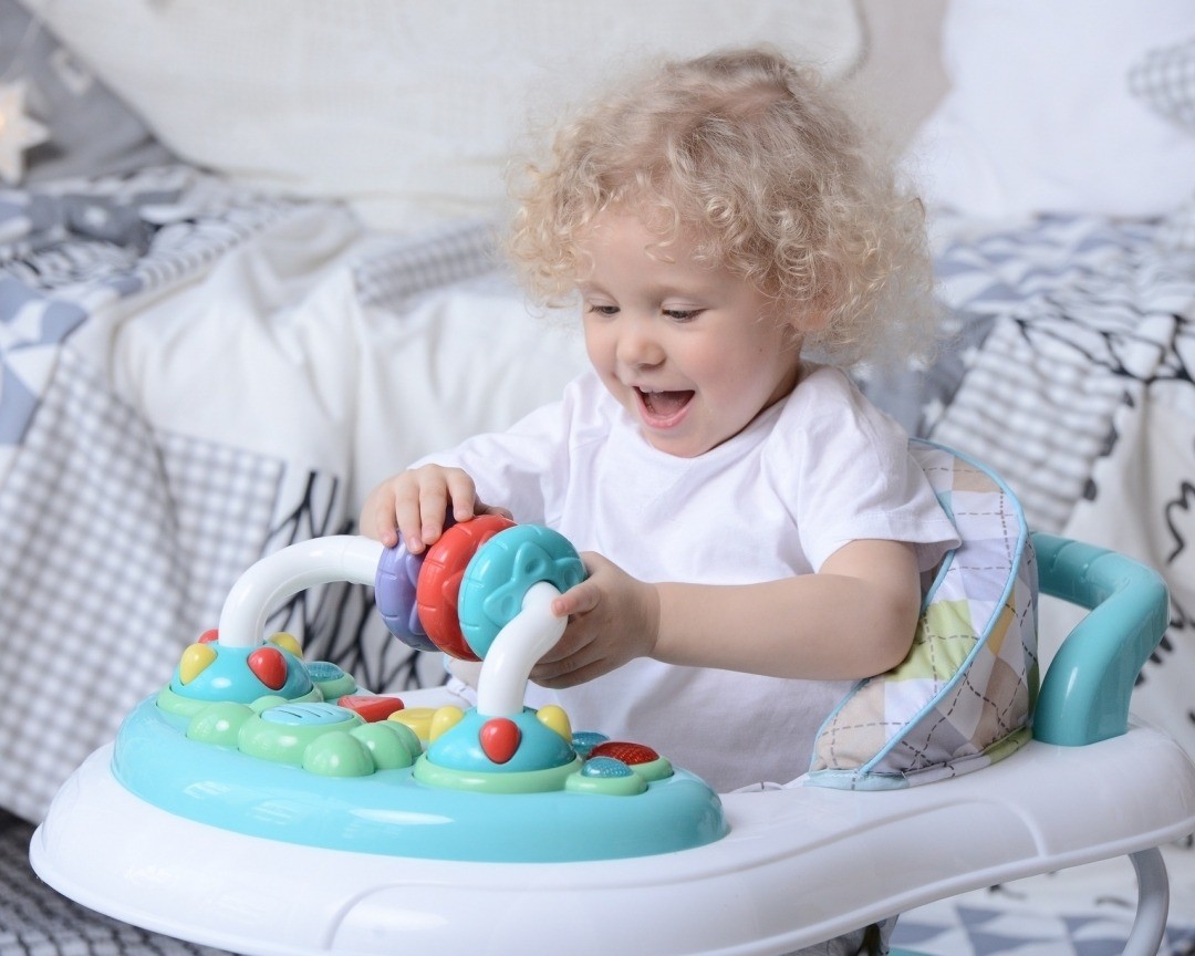 Детские ходунки: с какого возраста можно сажать ребенка