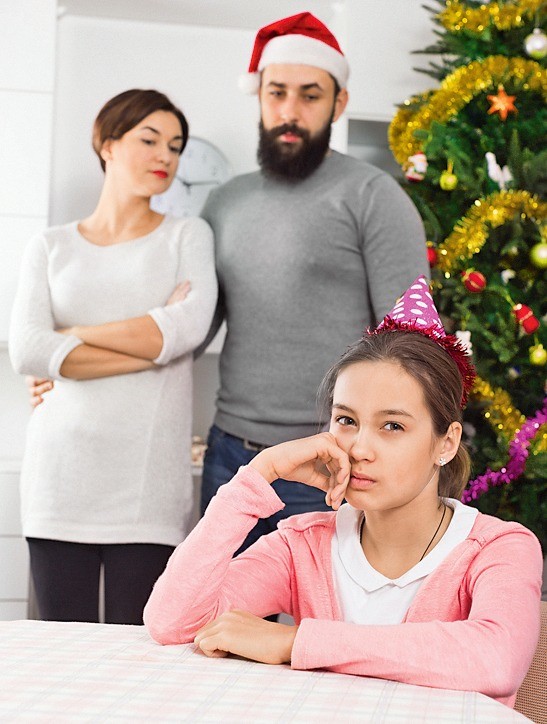 Что делать, если ребенок не хочет отмечать праздники дома с семьей?