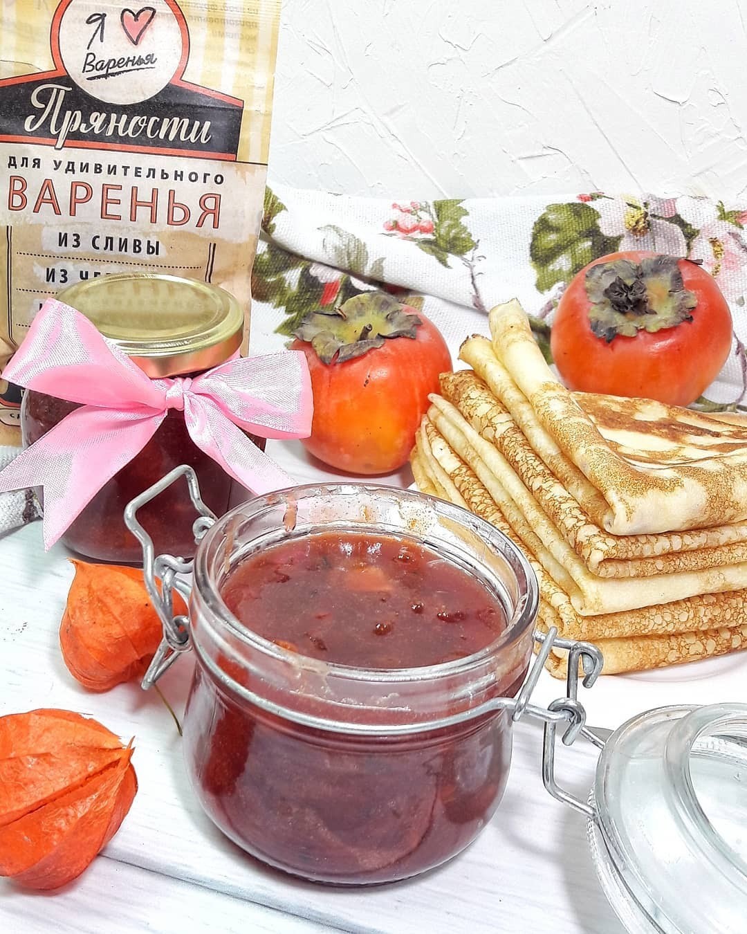 Плоды необходимо помыть, просушить, очистить от косточек и веточек, нарезать кубиками и засыпать в большой кастрюле сахаром. Залей все соком и натри сверху цедру. 

Поставь на медленный о...