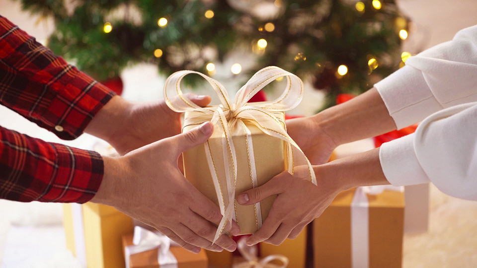 Как грамотно дарить подарки? 8 важных правил