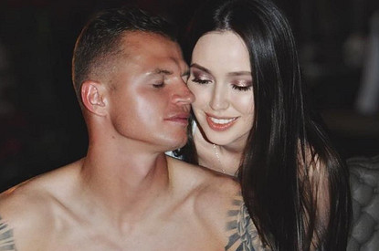 Дмитрий Тарасов опубликовал трогательное фото с женой, дочкой и двумя бабушками