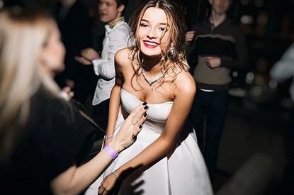 Александра Стриженова встретила 18-летие в платье как у невесты