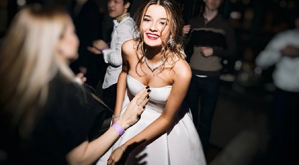 Александра Стриженова встретила 18-летие в платье как у невесты