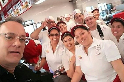 Том Хэнкс бесплатно накормил гамбургерами всех посетителей ресторана фаст-фуд