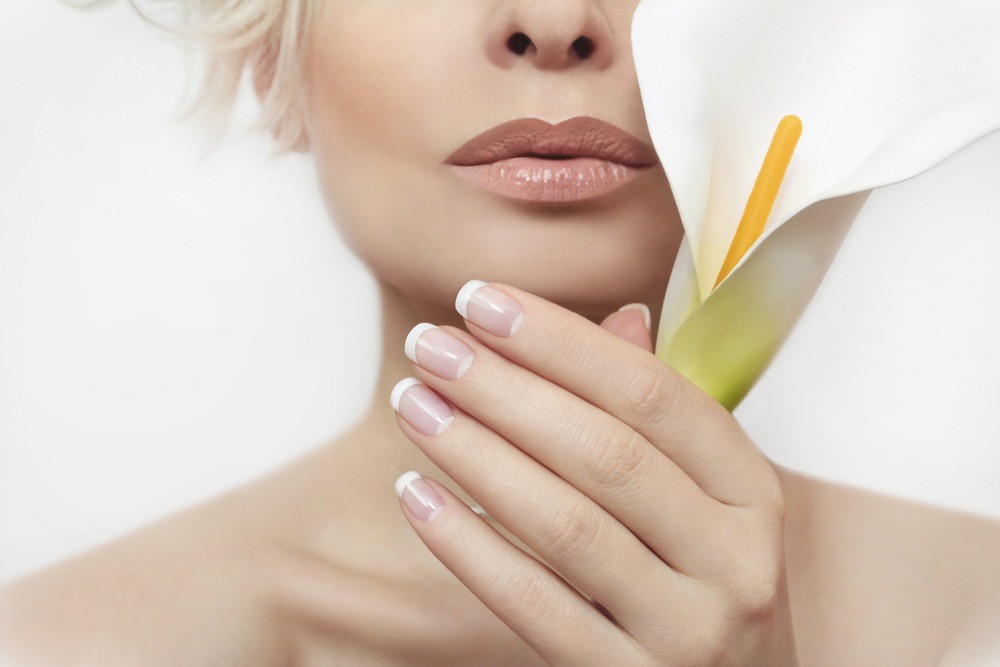 Белый френч на ногтях — 2019: фото-новинки, модные тенденции маникюра