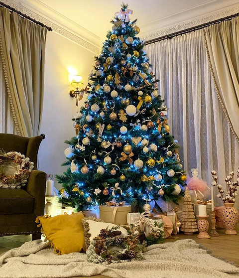 Полина Гагарина решила не следовать модной тенденции фотографироваться возле наряженной елки. В своем Instagram-аккаунте певица показала, как они с семьей украсили квартиру к Новому году....