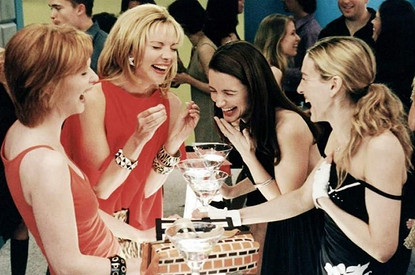 Ты мне — помаду, я тебе — крем: 5 причин устроить бьюти-своп с подругами