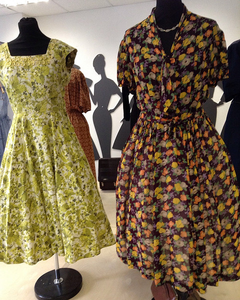 Платья в мелкий цветочек женщины обычно шили сами, вдохновляясь модными журналами и работами Кристиана Диора, который одел женщин в такие платья в 50-х. Цветочные принты все время возвращ...
