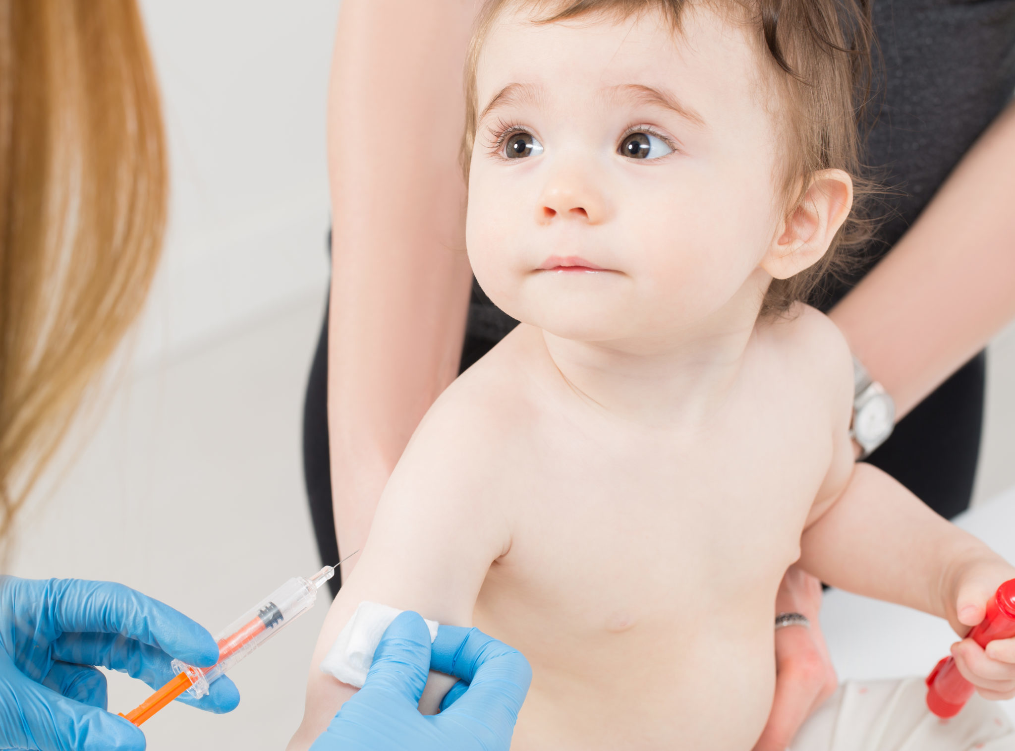 Детские прививки: зачем делать и чем грозит отказ от них?