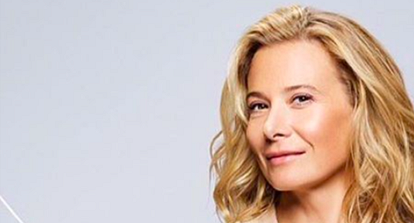 Юлия Высоцкая показала, как модно носить короткий пуховик с юбкой