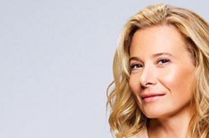 Юлия Высоцкая показала, как модно носить короткий пуховик с юбкой