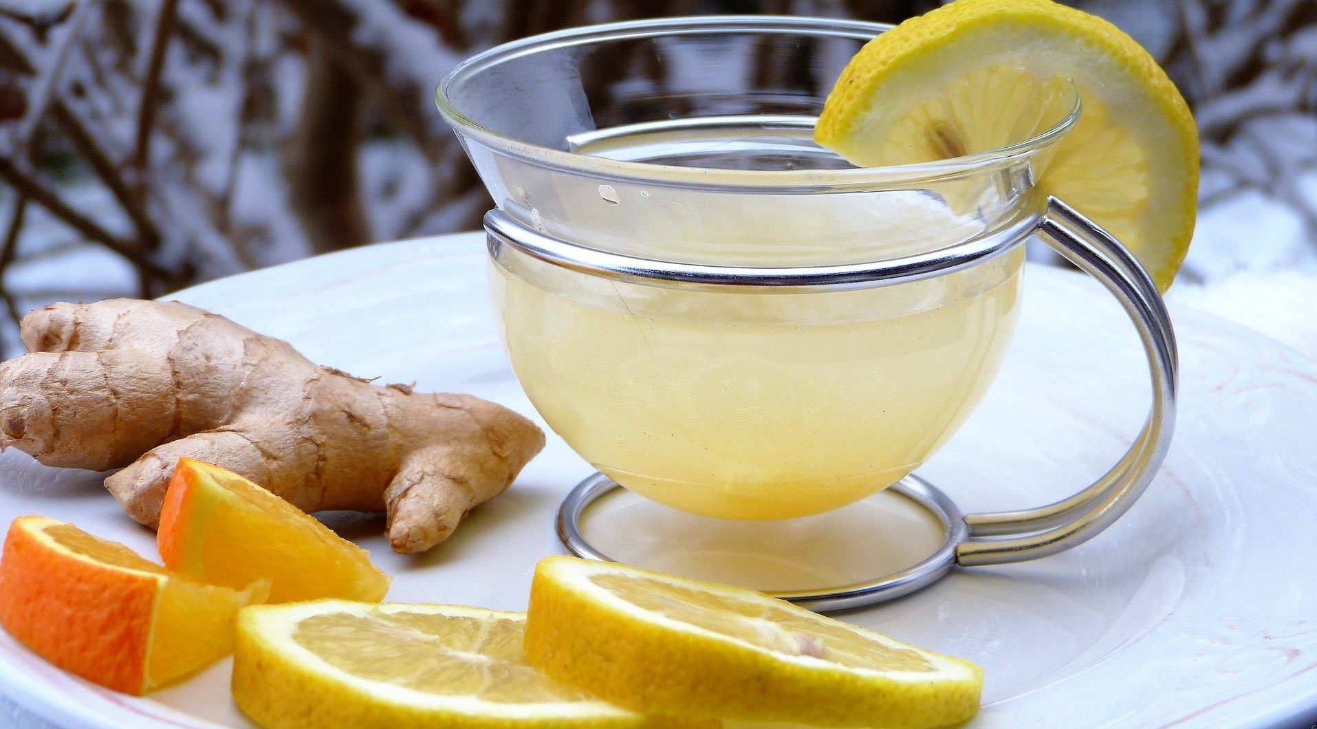 Имбирный чай рецепт приготовления. Имбирный чай. Чай с лимоном и имбирем. Напиток из имбиря и лимона. Лимон с имбирем.