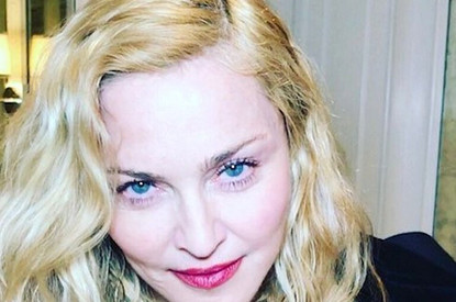 Мадонна рассказала, как делать омолаживающий массаж лица вилками