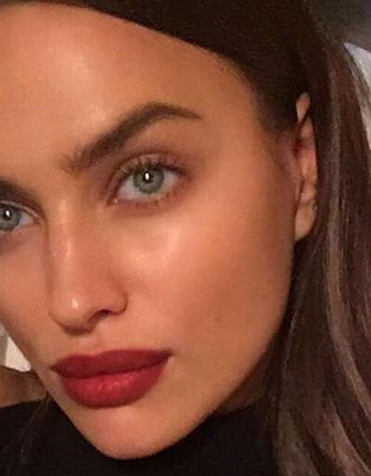 «Испортила фигуру!» Поклонники раскритиковали фото Ирины Шейк в комбинезоне