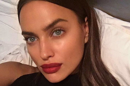 «Испортила фигуру!» Поклонники раскритиковали фото Ирины Шейк в комбинезоне