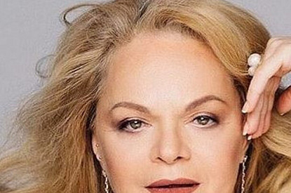 62-летняя Лариса Долина показала, как носить мини