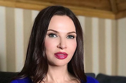 В сети бурно обсуждают зеленый ирокез старшего сына Эвелины Бледанс