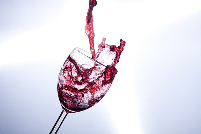Красное вино может помочь страдающим астмой и депрессией