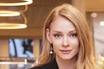 Красива и опасна: Светлана Ходченкова научилась фехтовать