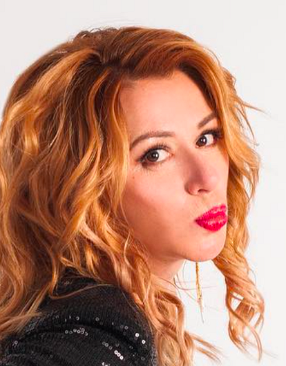 53-летняя Апина показала, как уместно носить мини-платья