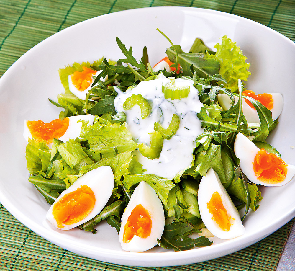 Салат с сельдереем и огурцами