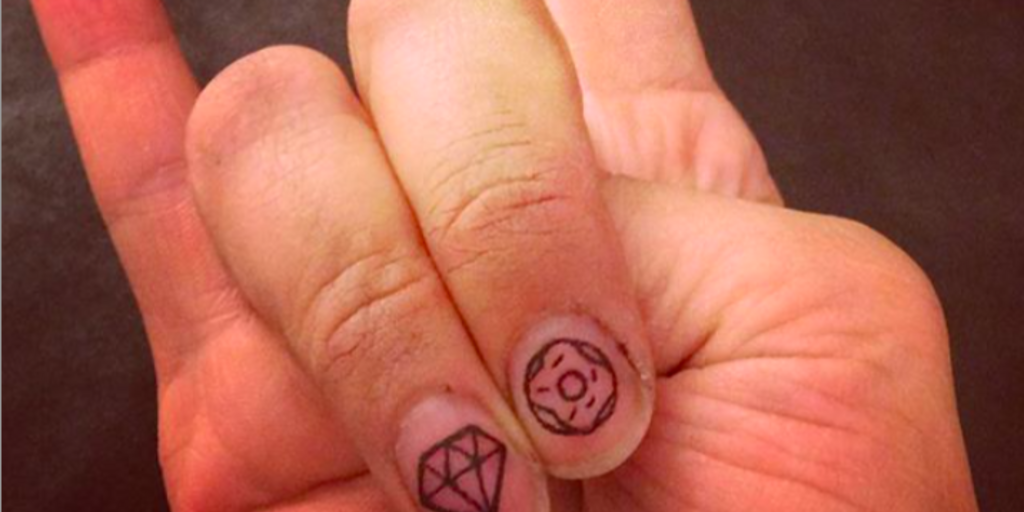 Новый бьюти-тренд: татуировки на ногтях