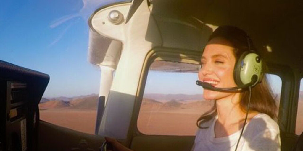Анджелина Джоли поразила фанатов тем, как хорошо умеет управлять самолетом