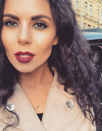 Настя Каменских показала пышные формы в бикини