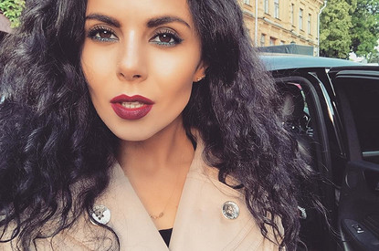 Настя Каменских показала пышные формы в бикини