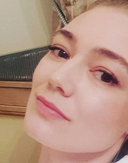 Уехавшая из России Оксана Акиньшина перестала скрывать лицо дочери