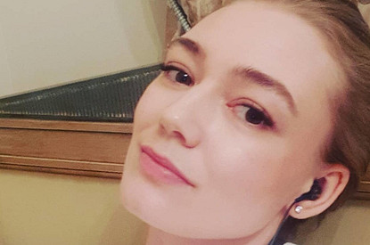 Уехавшая из России Оксана Акиньшина перестала скрывать лицо дочери