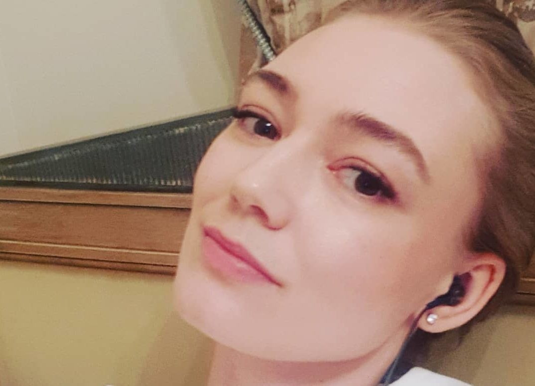 Уехавшая из России Оксана Акиньшина перестала скрывать лицо дочери