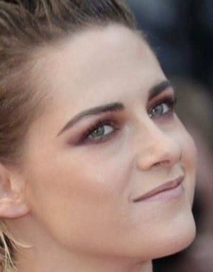 Протест ногами: Кристен Стюарт прошлась по красной дорожке в Каннах босиком