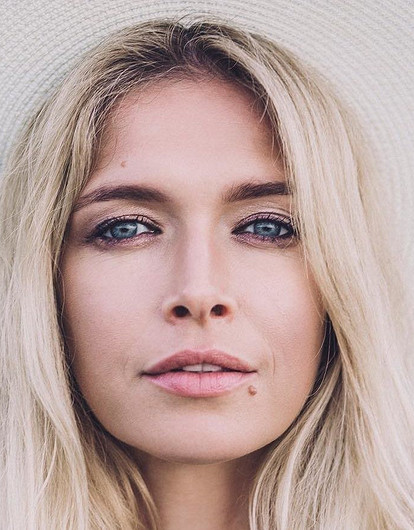 Спустя 30 лет: Вера Брежнева оказалась в старом доме, где прошло ее детство