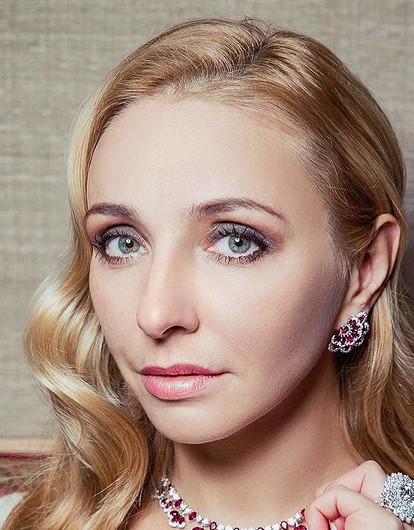 Канны-2018: Татьяна Навка удивила платьем с перьями на дорожке