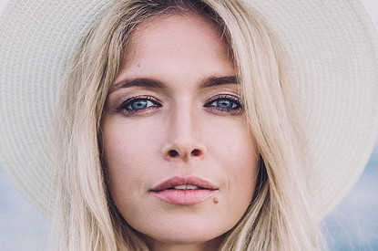 Спустя 30 лет: Вера Брежнева оказалась в старом доме, где прошло ее детство